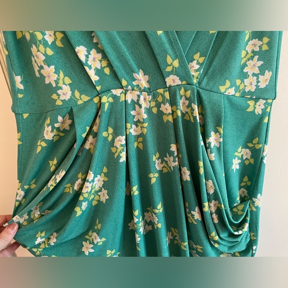 Floral BCBGeneration cocktail dress - Size M, with POCKETS! - Picture 3 of 7